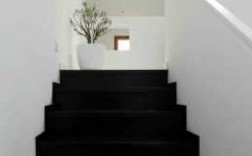 白色配黑色楼梯（黑白配楼梯踏步图片）