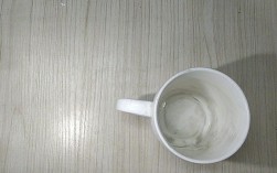 白色茶杯如何清洗茶垢（白色的茶杯是什么材质的）