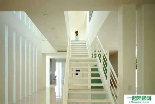 白色客厅带楼梯的（客厅有楼梯是什么房）-图1