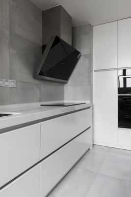 厨房灰色白色瓷砖（厨房灰色地砖白色墙砖配橱柜的颜色）-图1
