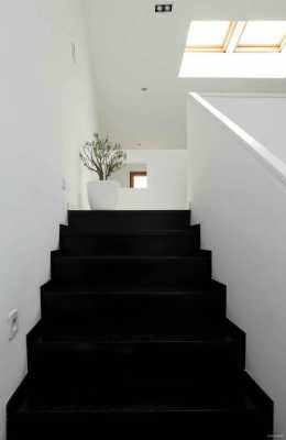 白色配黑色楼梯（黑白配楼梯踏步图片）-图1