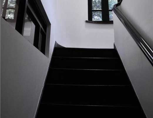 白色配黑色楼梯（黑白配楼梯踏步图片）-图2