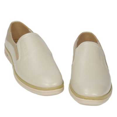 米色和白色（米色和白色鞋子哪个更好搭配）-图2