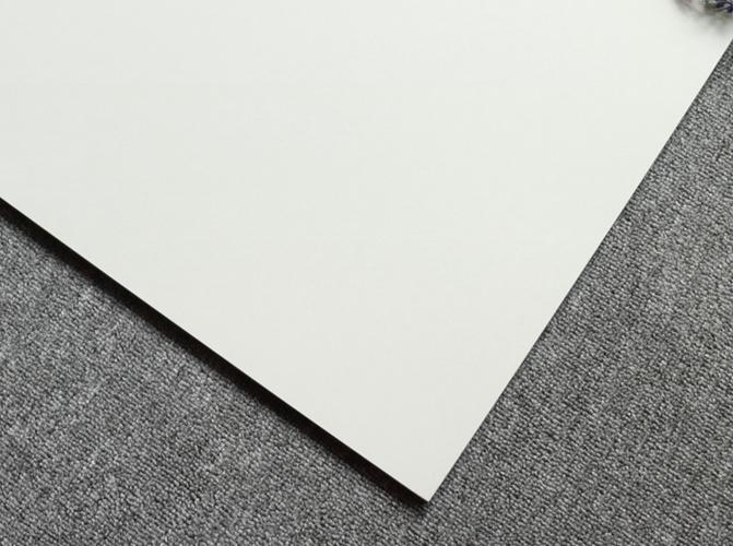 卧室白色瓷砖地面（卧室地砖白色好还是灰色好）-图2