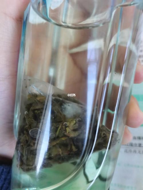 白色漏网茶叶怎么清理（茶叶白色絮状物）-图1