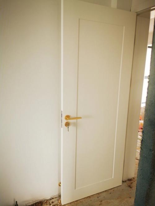 白色烤漆门钢板门（白色烤漆门容易变色吗）-图1