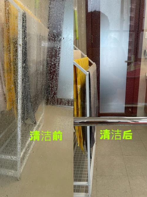 玻璃门白色水垢（玻璃门的水垢怎样去除）-图2