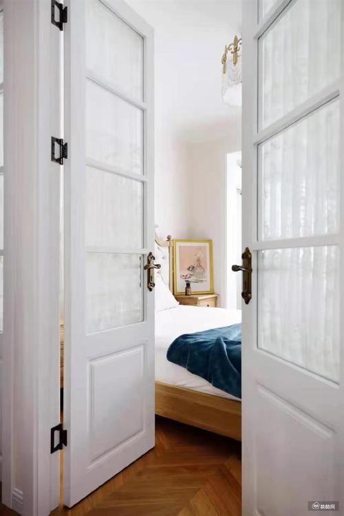 白色玻璃房门卧室（白色玻璃房门卧室图片）-图2