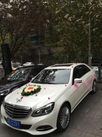 奔驰白色车婚车（白色奔驰婚车队图片）-图2