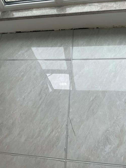 阳台瓷砖缝白色结晶（瓷砖缝隙白色结晶）-图1