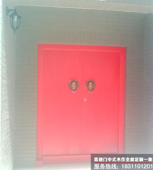 红色钢木门改白色（红色的门怎样改成白色的门）-图1