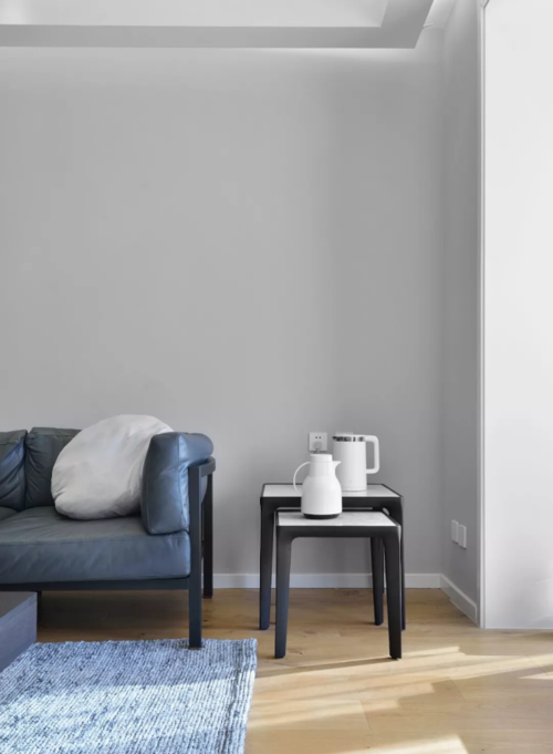 灰白色地板配什么门（灰白色地板配什么颜色的家具和墙面）-图2