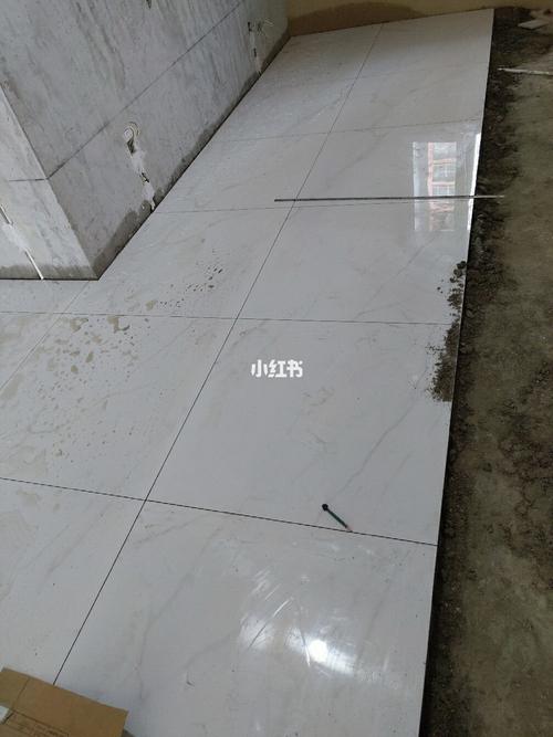 白色地砖门用什么颜色（白色地砖门用什么颜色美缝剂）-图3