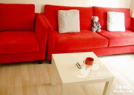 红色沙发配白色茶几（红色沙发配什么色茶几）-图3