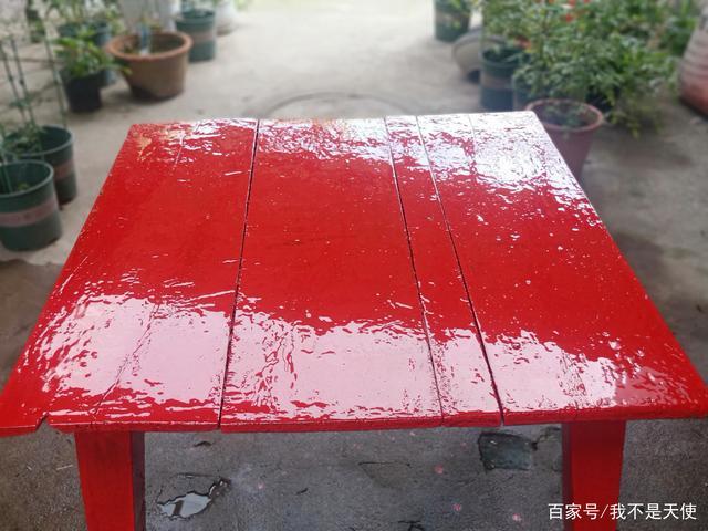 白色桌子上染红色（桌子被染红怎么处理）-图2