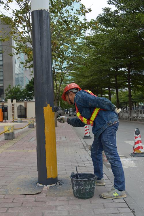 路灯柱白色的油漆（路灯杆油漆是什么油漆）-图3