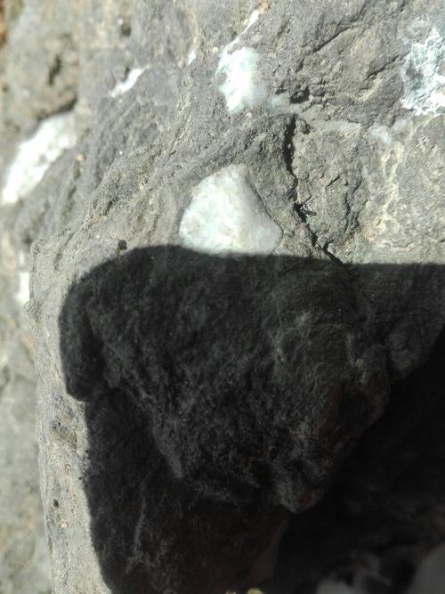 黑色石头有白色条纹（黑色石头白色条纹是什么）-图1