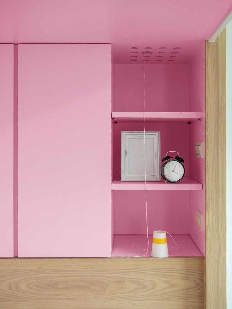 粉色墙配白色柜子（粉色墙搭配什么颜色衣柜好看）-图1