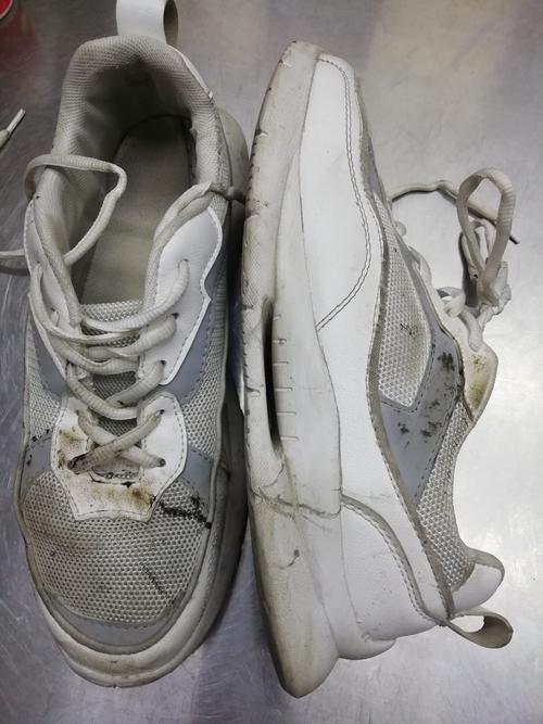 白色皮鞋上的污渍（白色皮鞋上面有印子怎么办）-图2