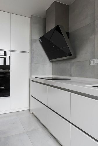 厨房白色瓷砖橱柜（厨房白色瓷砖橱柜配灰色和白色混合好看不）-图1