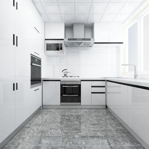 厨房白色瓷砖橱柜（厨房白色瓷砖橱柜配灰色和白色混合好看不）-图2