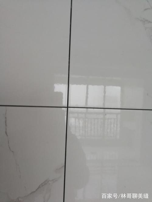 地板砖缝里白色（地砖缝有白色物质）-图3