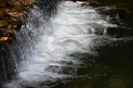 白色水流图片（白色跟水一样流怎么回事）-图3