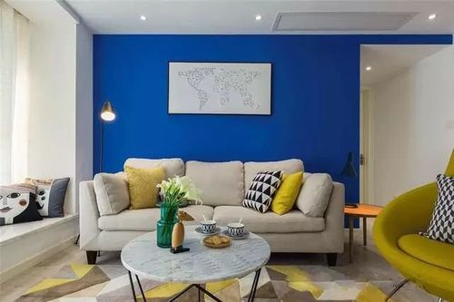 白色客厅蓝色沙发（蓝色沙发和白色的墙壁如何搭配）-图1