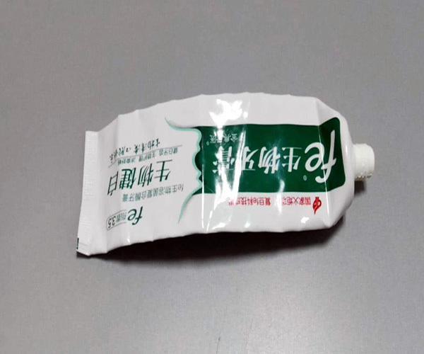 牙膏上有白色的小虫（牙膏留下的白色污染怎么去除）-图1