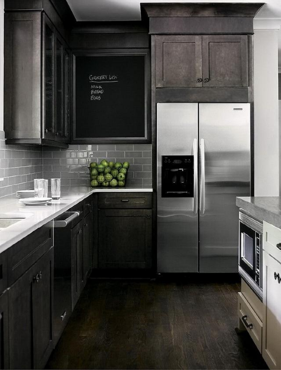 厨房白色门黑色冰箱（厨房放黑色冰箱好吗）-图1