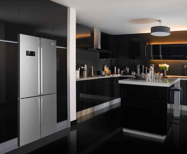 厨房白色门黑色冰箱（厨房放黑色冰箱好吗）-图2