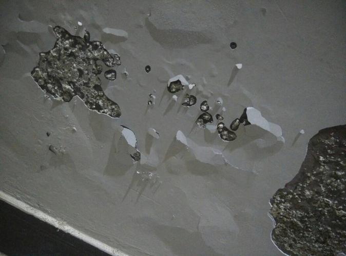 墙上白色结晶体（墙上的白色结晶）-图1