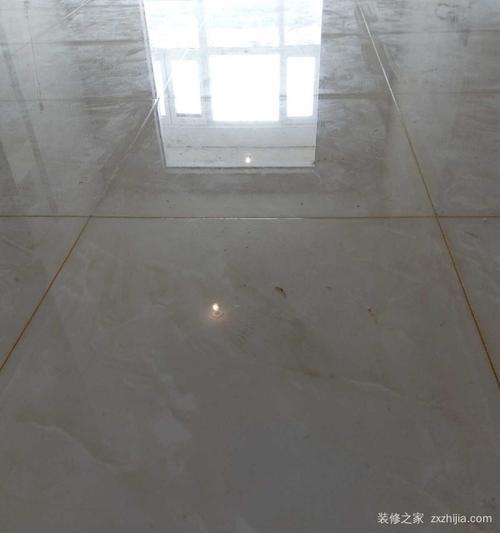 普通地板砖白色（白色的地板砖发黄怎么办）-图1