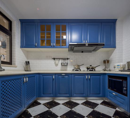 蓝白色厨房设计（蓝色的厨房装修效果图）-图1