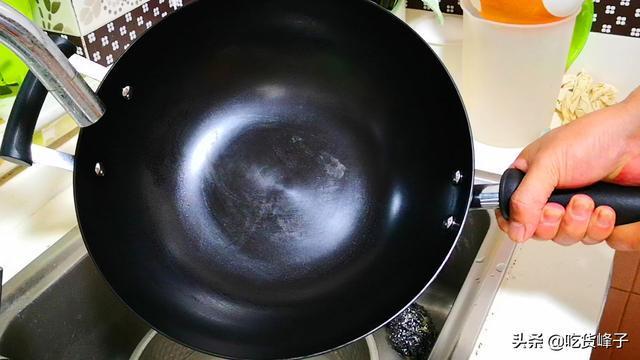 铁锅黑色和白色的区别（铁锅黑锅和白锅的区别）-图2