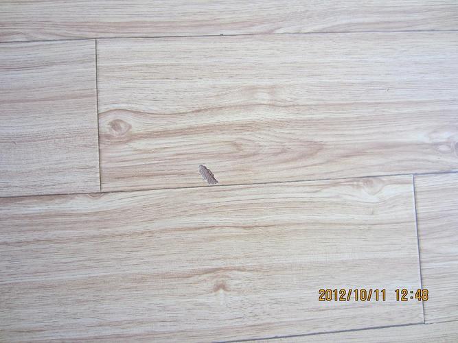 复合地板破损白色（复合地板表面破损）-图1