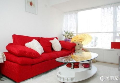 家具红色白色混搭（白色家具配红色地板效果）-图2