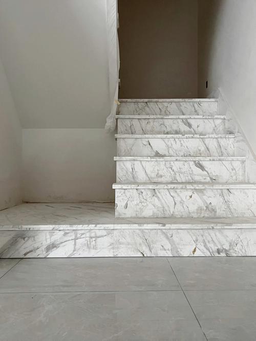 白色理石楼梯踏步（大理石楼梯踏步颜色怎么选）-图2
