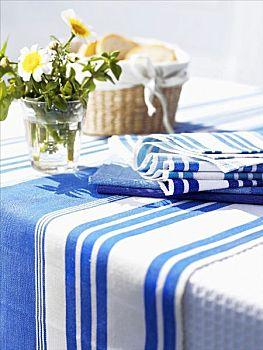 蓝色白色桌子（蓝色白色桌子搭配图片）-图3