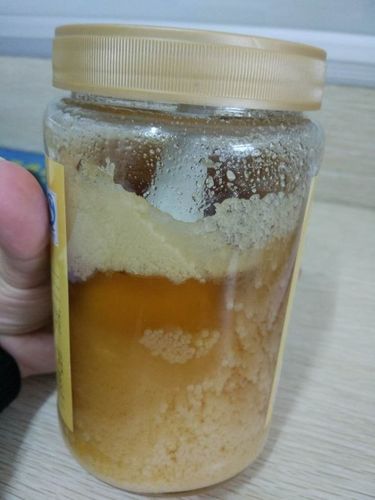 蜂蜜在冰箱没有白色（蜂蜜在冰箱没有白色还能喝吗）-图2