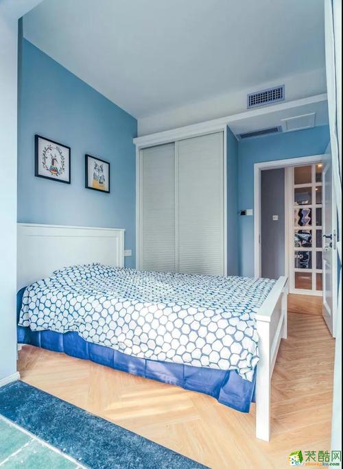 蓝白色调的卧室（蓝白卧室装修效果图）-图2