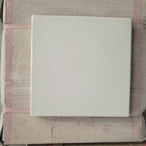 白色无釉瓷板硬度（无釉白瓷板条痕的颜色）-图2