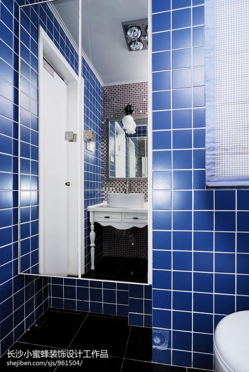 厕所墙砖蓝色白色（卫生间蓝色瓷砖）-图1