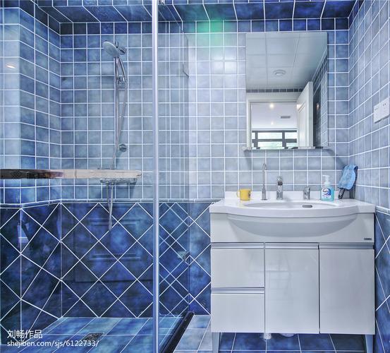 厕所墙砖蓝色白色（卫生间蓝色瓷砖）-图2