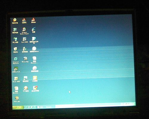 电脑有白色条纹（电脑出现白色条纹是怎么回事）-图1