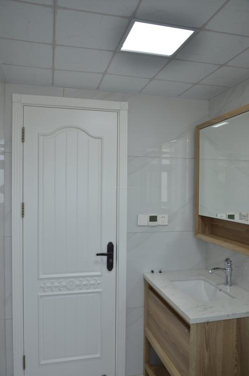 浴室门图片白色（浴室门图片白色好看吗）-图1