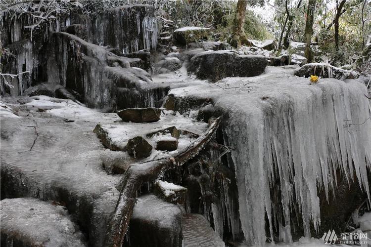 白色山水怎么回事（白色的山图片）-图2