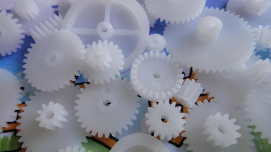 清洗白色塑料齿轮（一般白色的塑料齿轮是什么材质）-图1