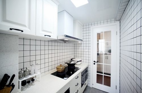 白色格子瓷砖厨房吊顶（厨房小白格墙砖）-图1