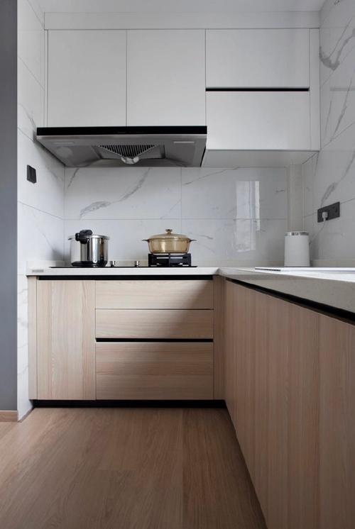 木纹和白色厨房（橱柜木纹色好看还是纯色好看）-图2